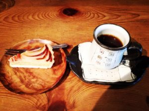 鹿児島有機生産組合さん直営のカフェ”地球畑カフェ”のオーガニックコーヒーとアップルさつま芋タルト